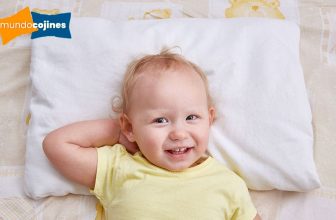 bebe acostado sobre almohada para niños