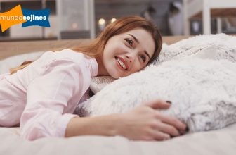mujer apoyada en almohada para dormir de lado