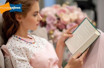 mujer leyendo apoyada en un cojin de lectura
