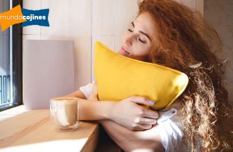 mujer abrazando un cojin mostaza