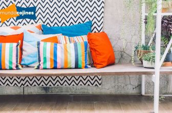 terraza con banco de madera y cojines para bancos de madera